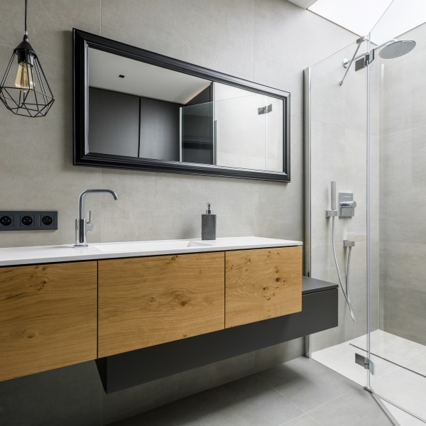 Poser du carrelage dans une douche à l'italienne
