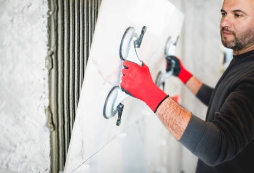 Prix pose carrelage au m² en 2024 : Tarifs et conseils