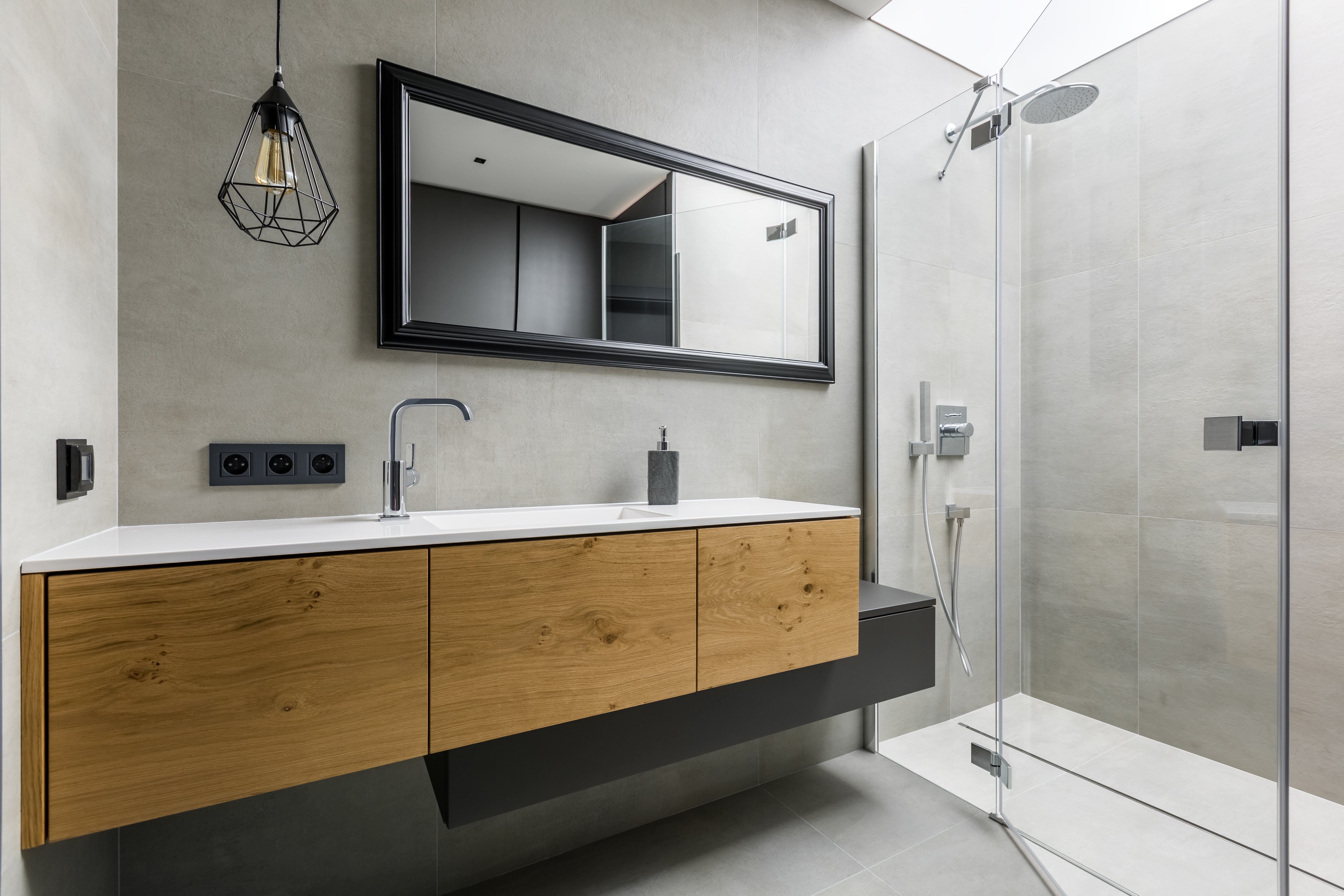 Poser du carrelage dans une douche à l'italienne